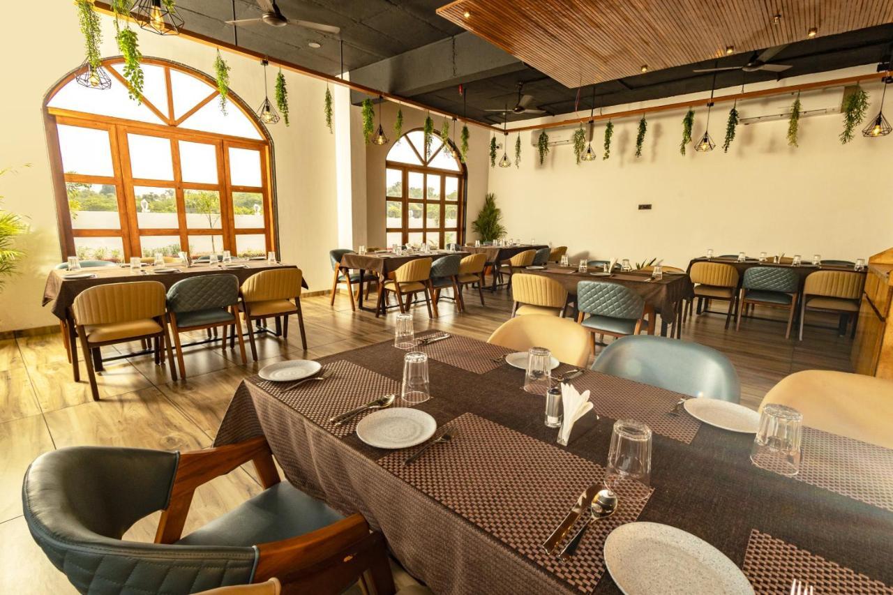 Krown Palace Resort Silvassa Exterior foto