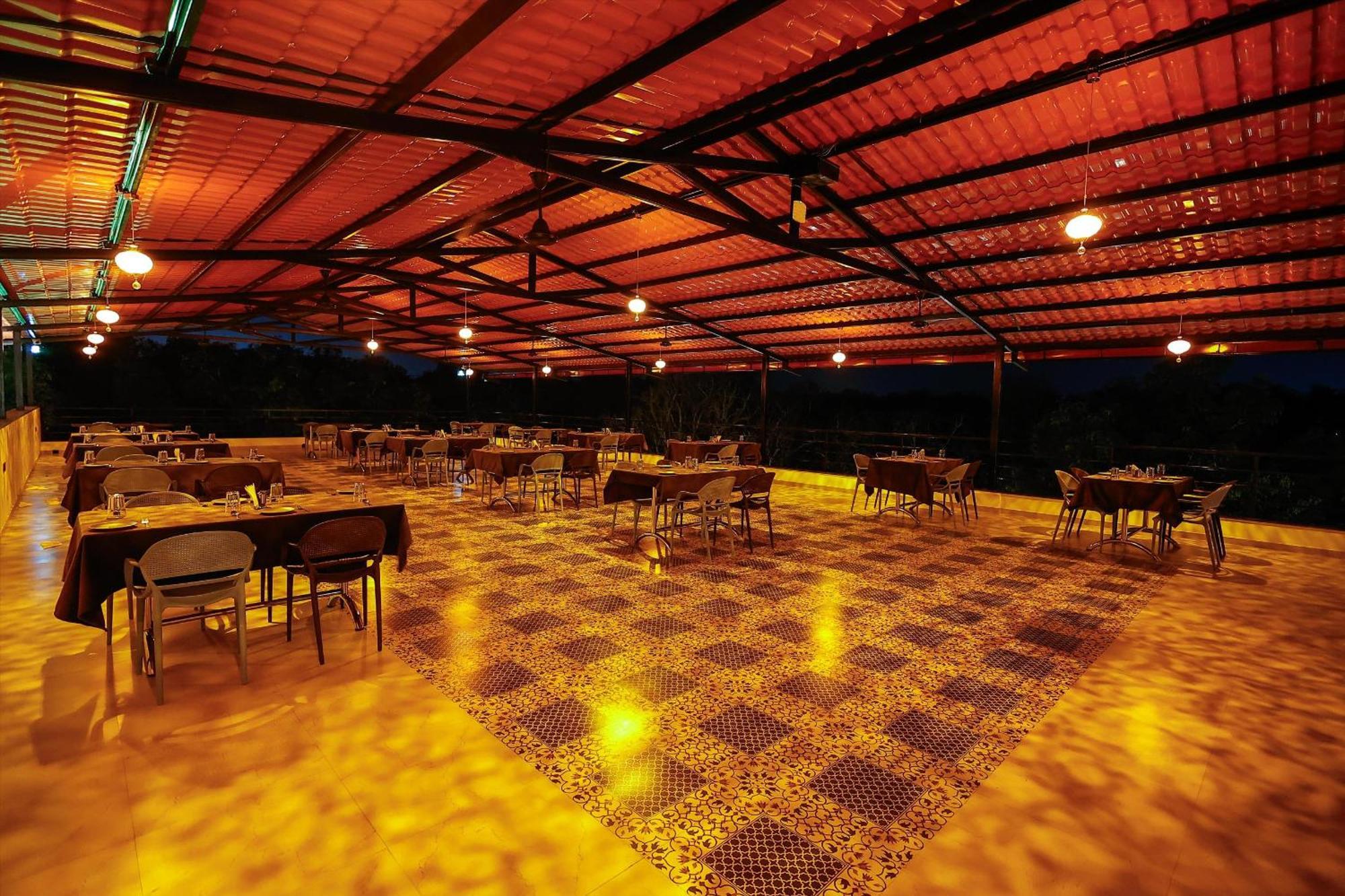 Krown Palace Resort Silvassa Exterior foto