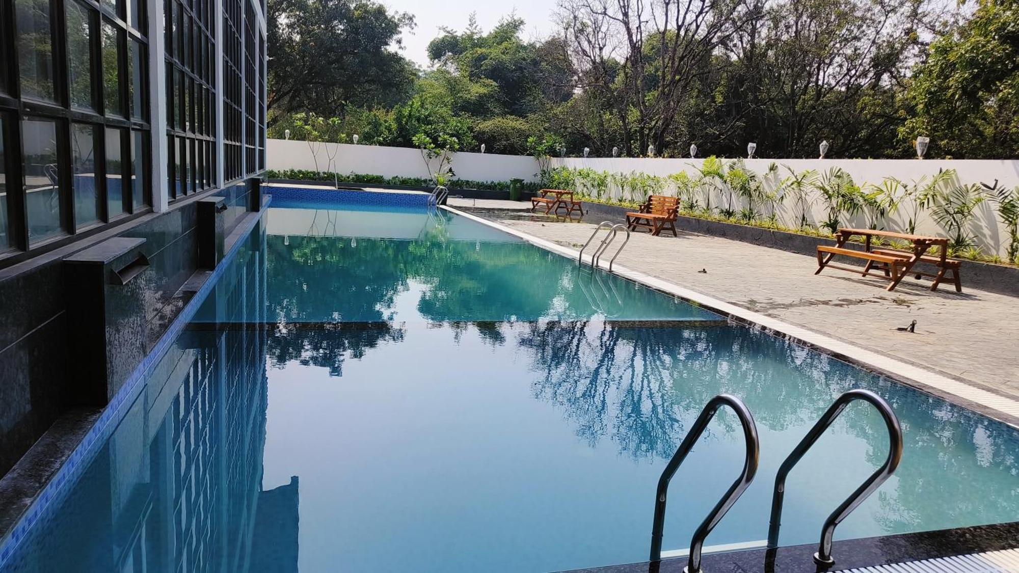 Krown Palace Resort Silvassa Exterior foto